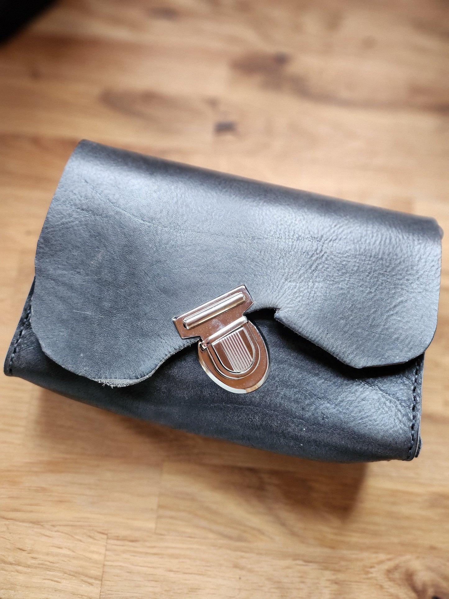 Kleine graue Handtasche, asymmetrisch