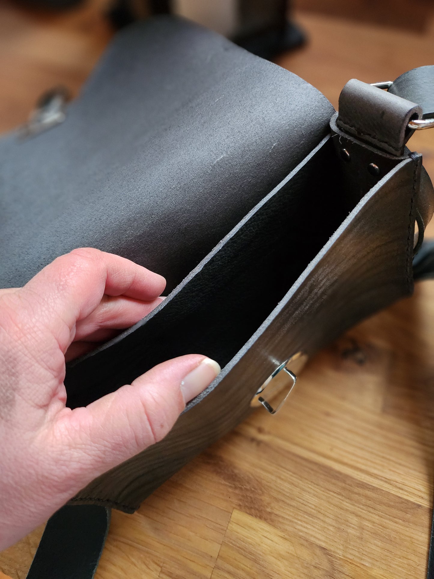 Kleine graue Handtasche, asymmetrisch