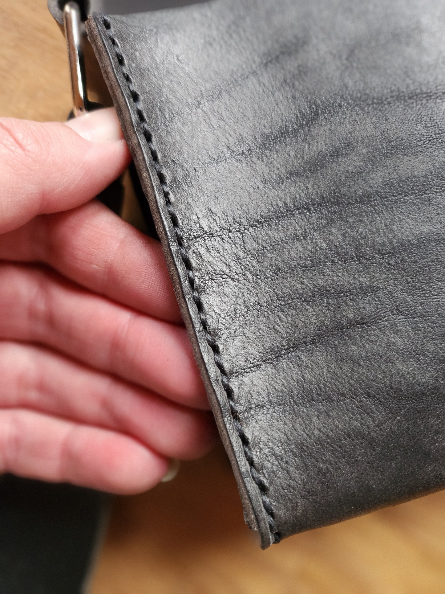 Kleine graue Handtasche, asymmetrisch