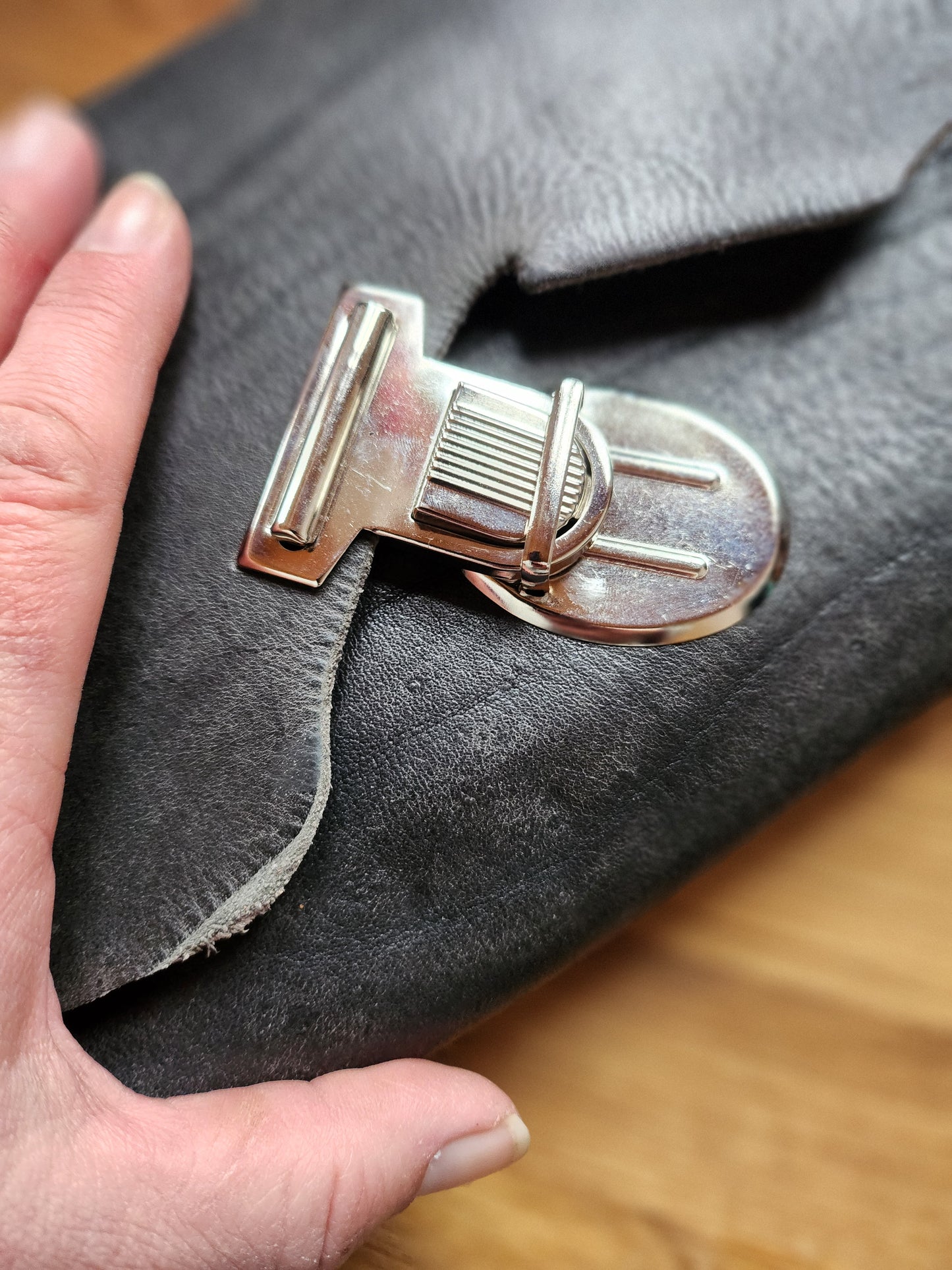 Kleine graue Handtasche, asymmetrisch