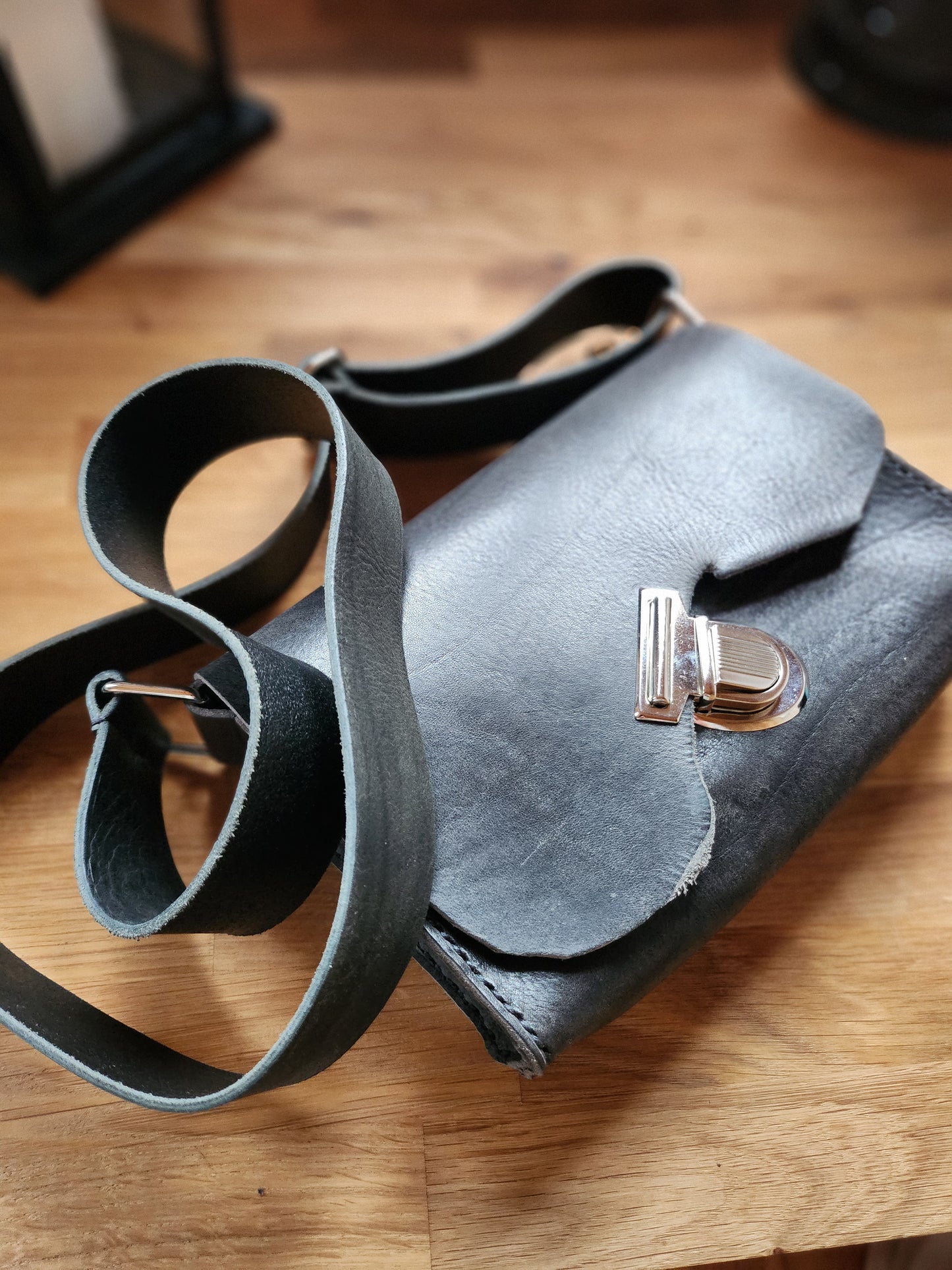 Kleine graue Handtasche, asymmetrisch
