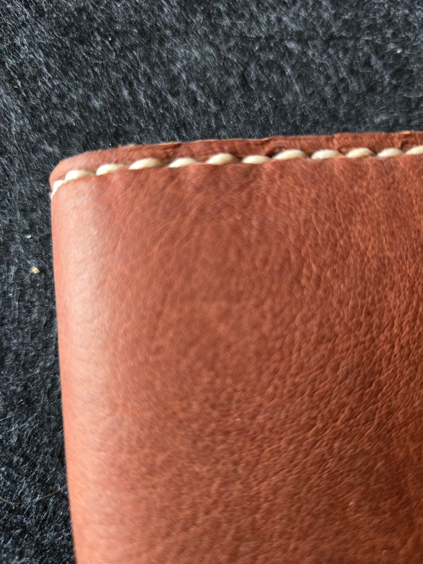 Notizbuch in handgenähter Lederhülle mit Wickelverschluss hellbraun