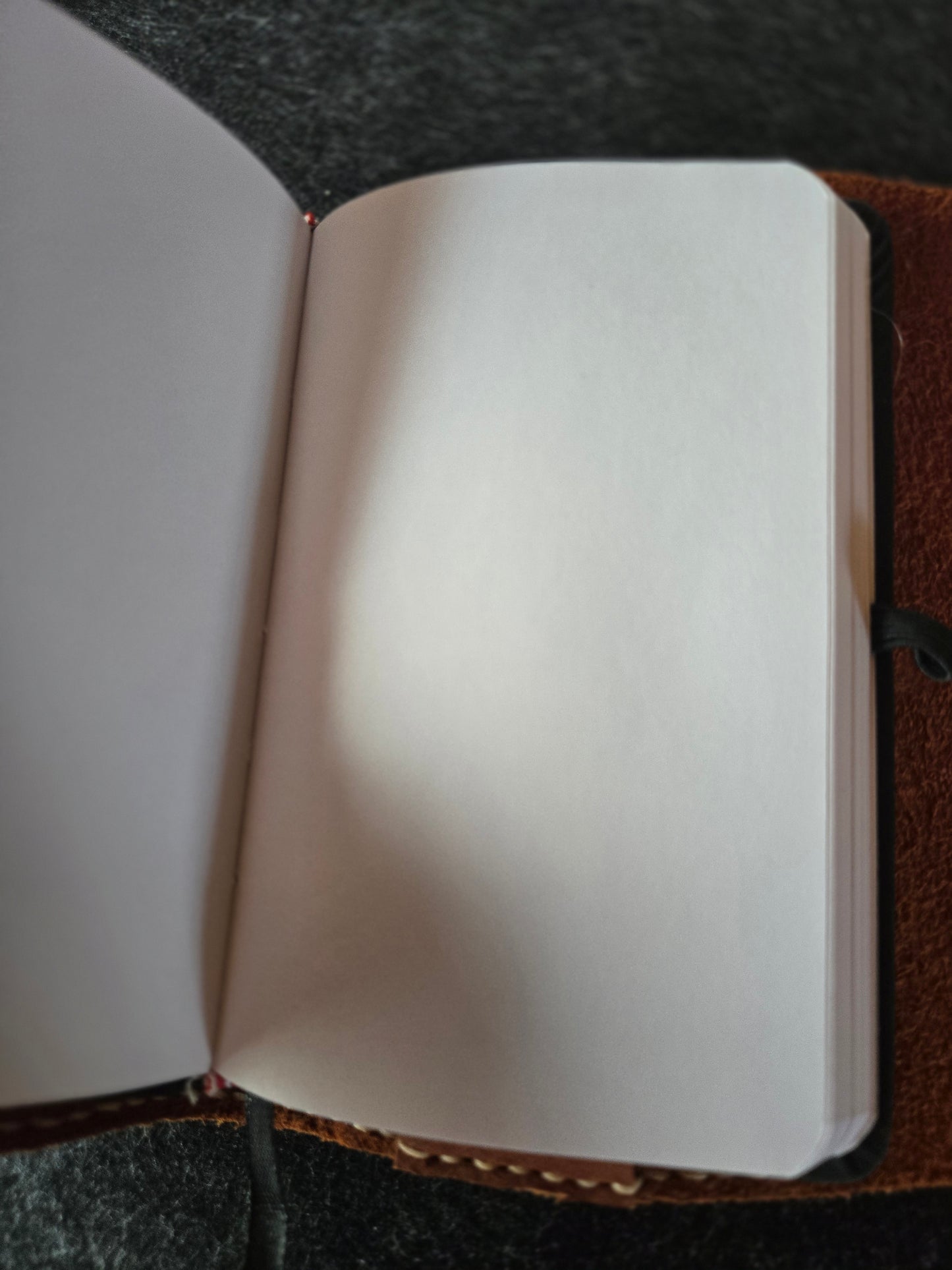 Notizbuch in handgenähter Lederhülle mit Wickelverschluss hellbraun
