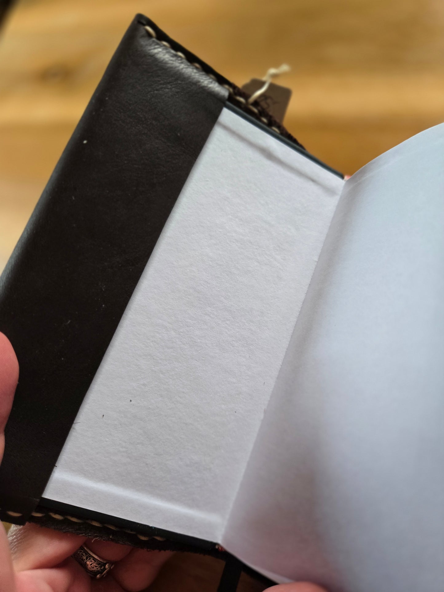 Notizbuch in handgenähter Lederhülle mit Wickelverschluss